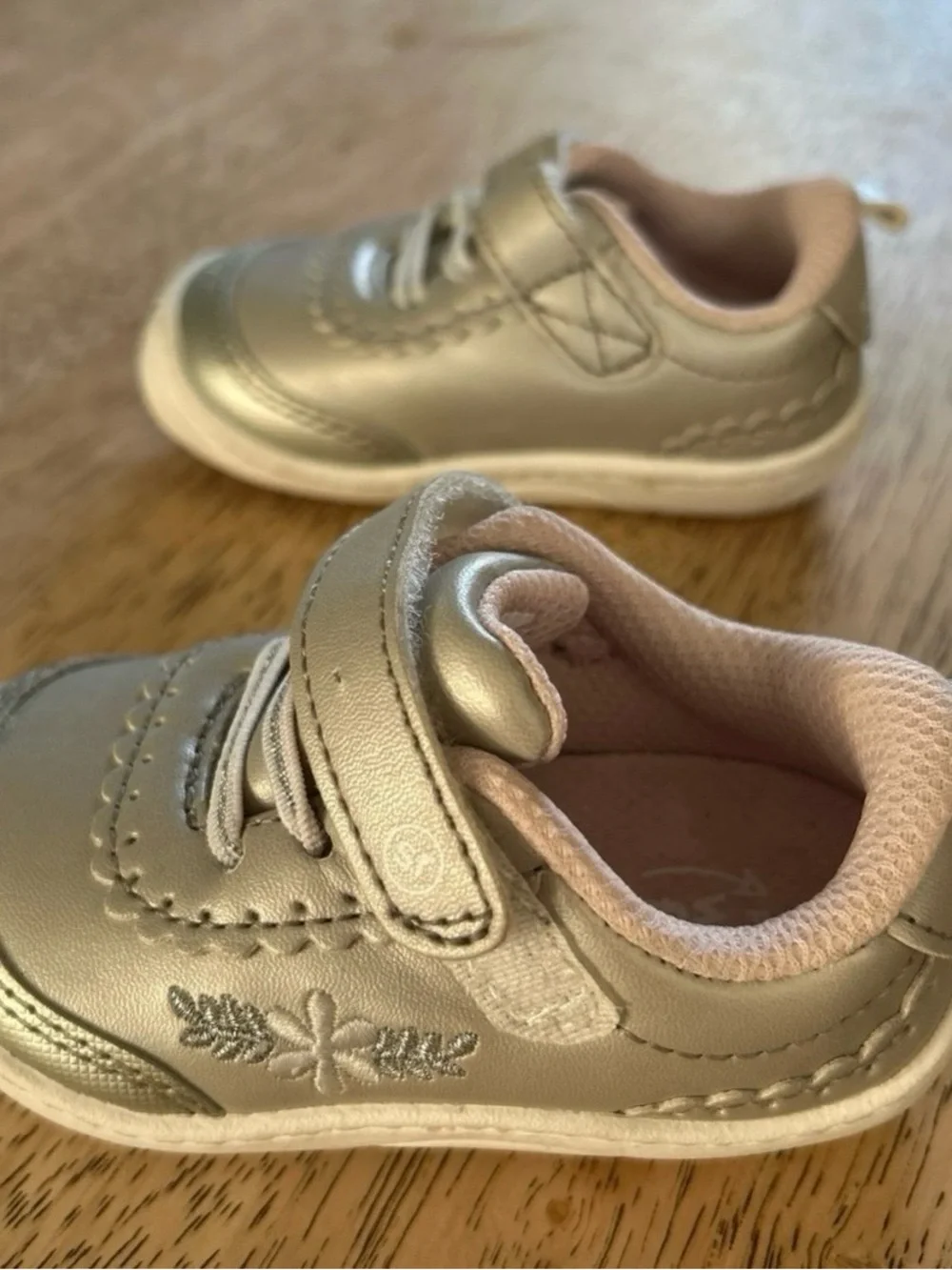 Stride Rite 360 SR TAYE 2.0 Natalia Infant shoe Sz. 4M, Gently Used.